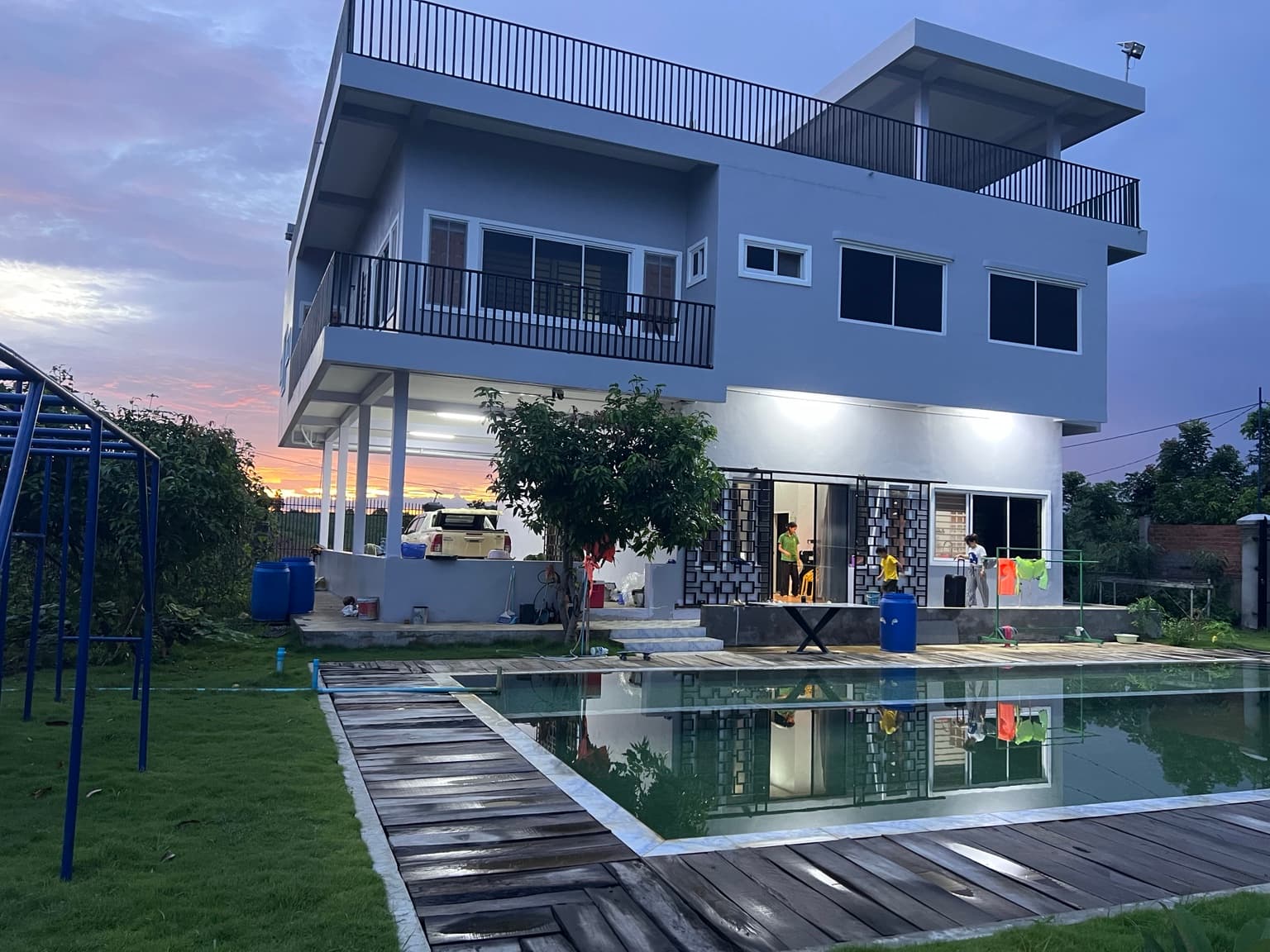 Eden Farm house and swimming pool at dusk